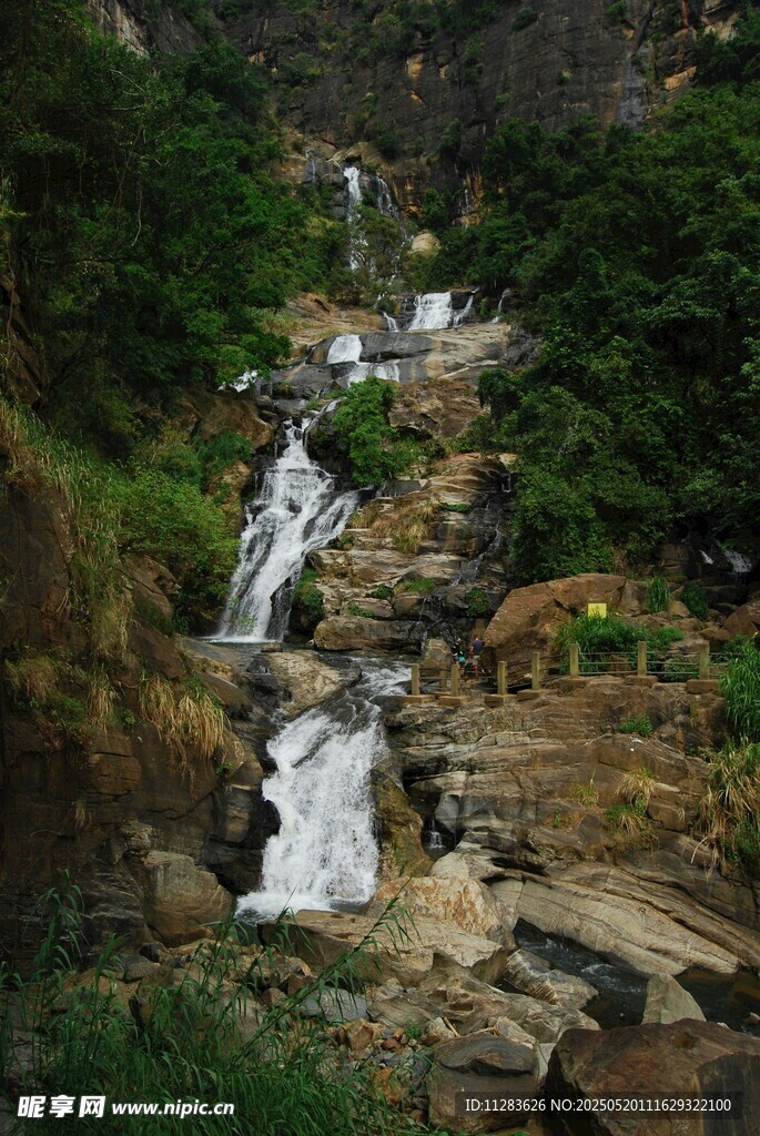 山间溪流瀑布自然美景