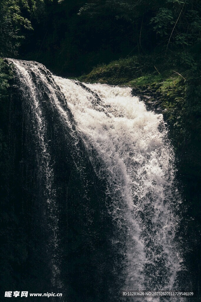 山间瀑布美景