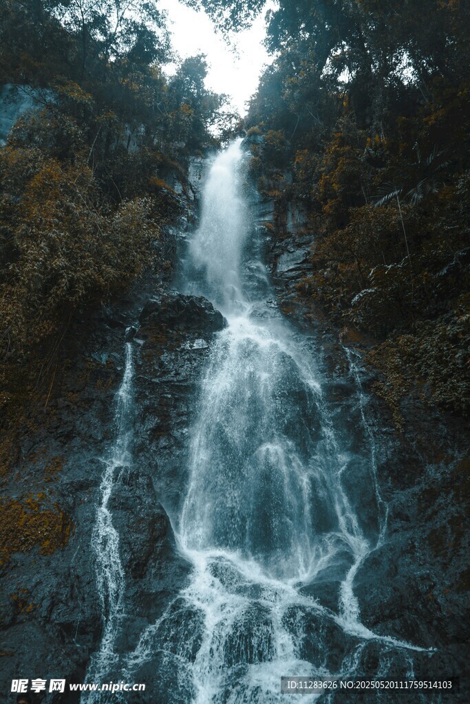 山间瀑布美景