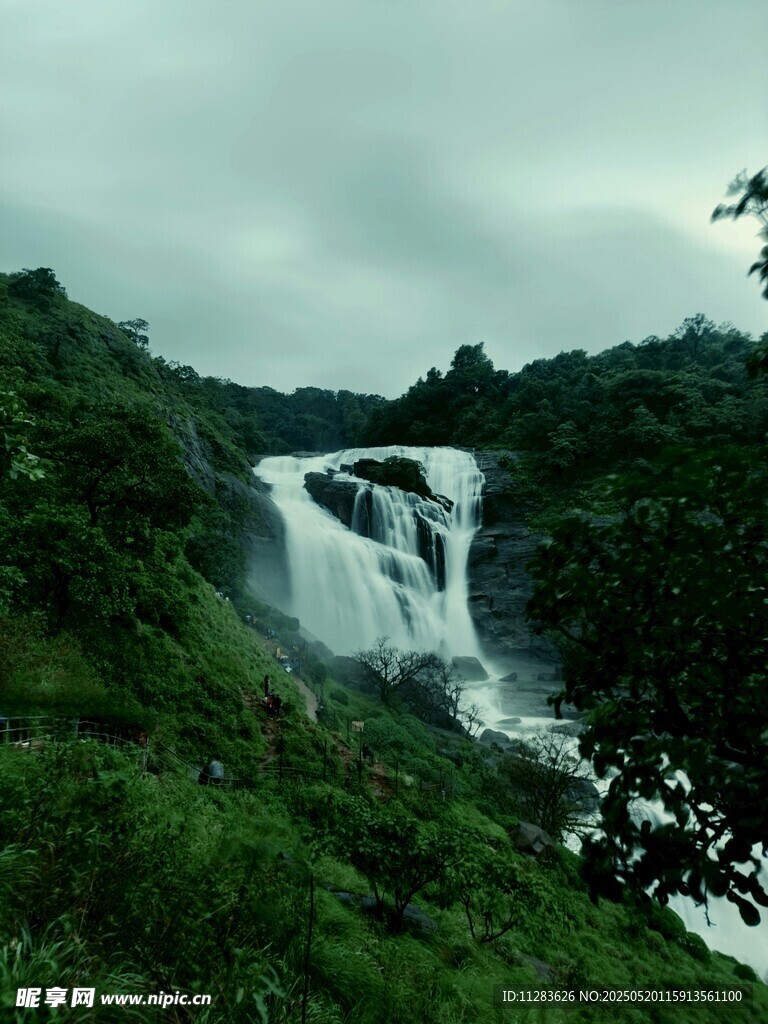 山间瀑布绿意环绕的美景