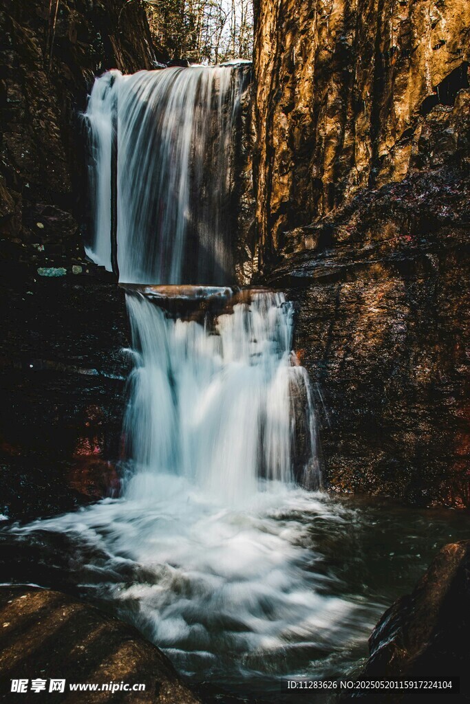 山间瀑布美景
