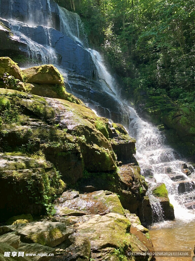 山间瀑布溪流自然美景