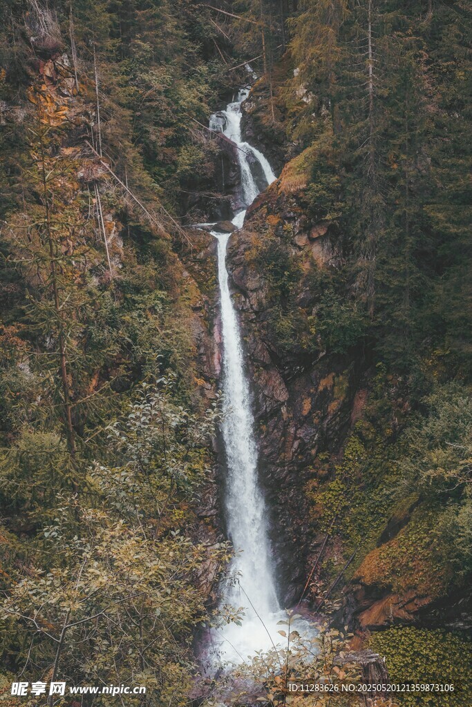 山间瀑布美景