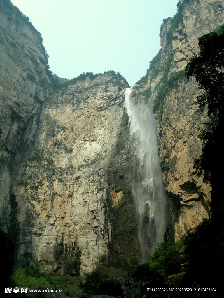 山间飞瀑景观