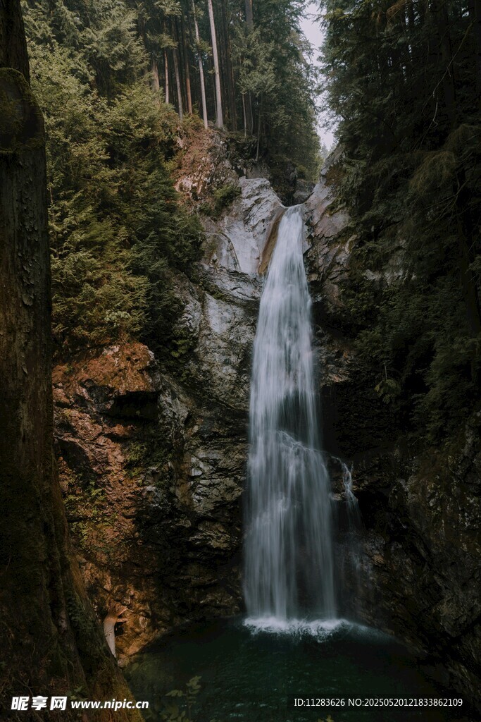 山间瀑布美景