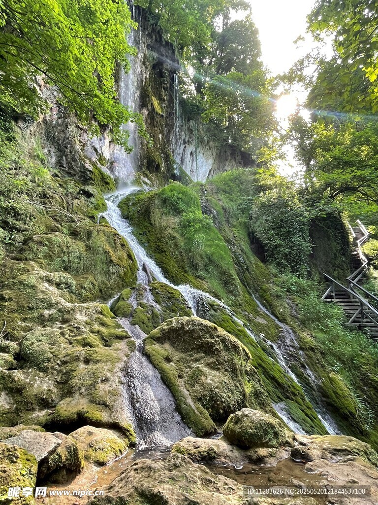 山间翠绿瀑布自然美景