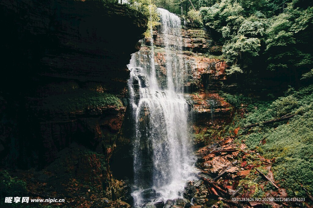 山间瀑布美景