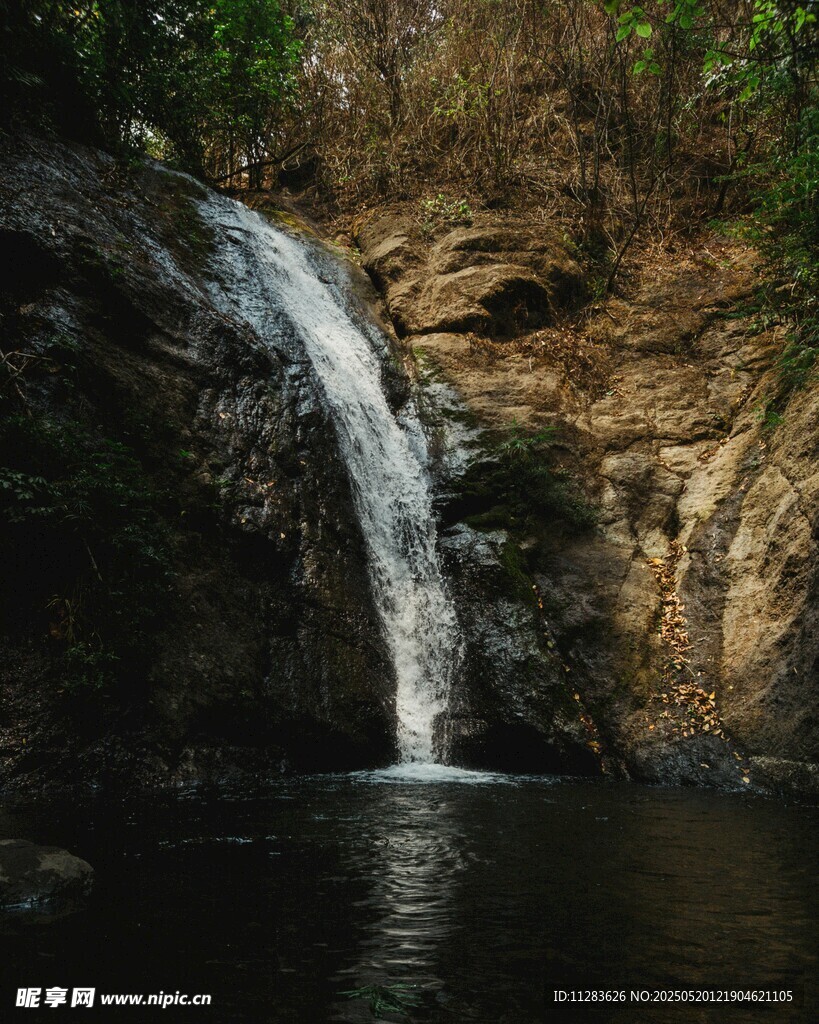 山间瀑布美景
