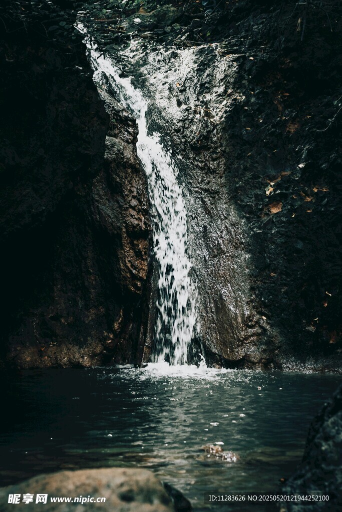 山间瀑布美景