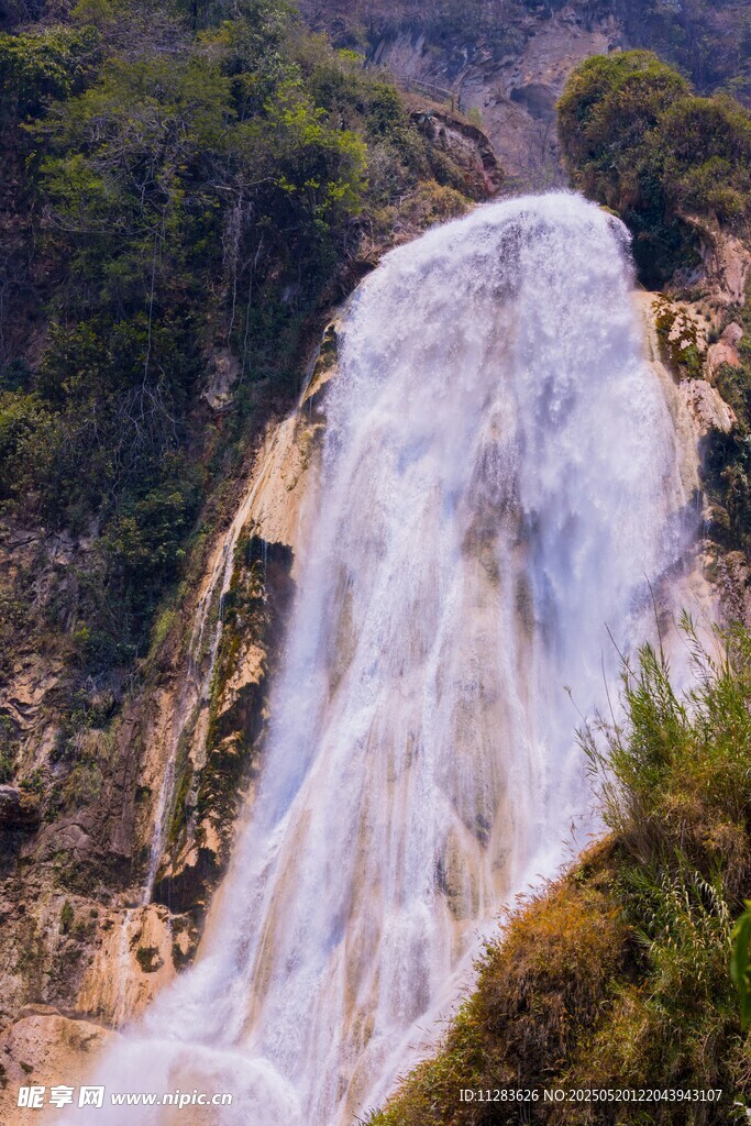 山间壮丽瀑布景观