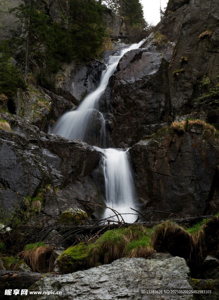 山间瀑布美景