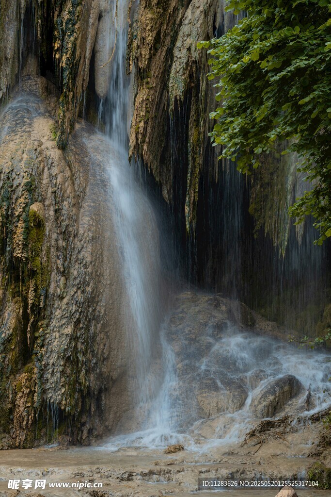 山间小瀑布景观