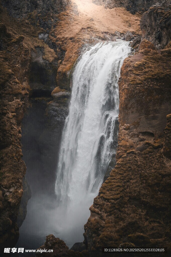 壮观山间瀑布美景
