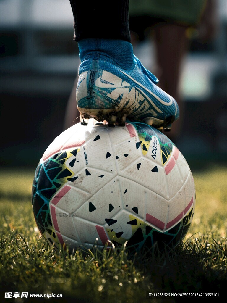 足球上的运动鞋特写
