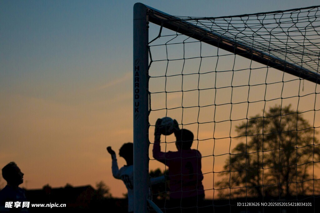 夕阳下的足球守门员