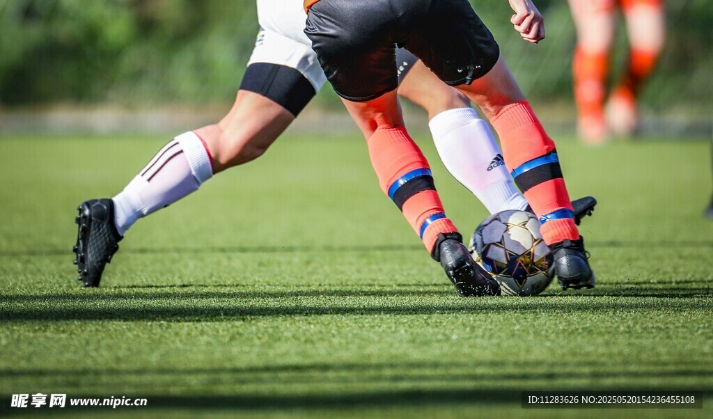 足球运动员赛场激烈拼抢