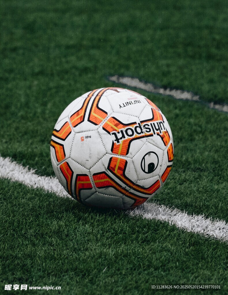 绿茵场上的足球