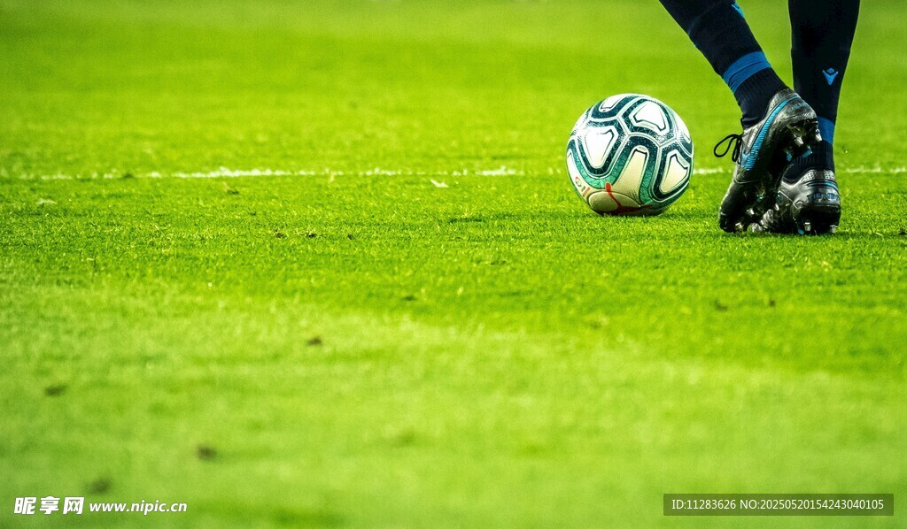 绿茵场上的足球瞬间