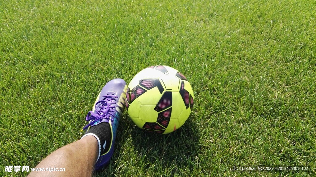绿茵上的足球与运动鞋
