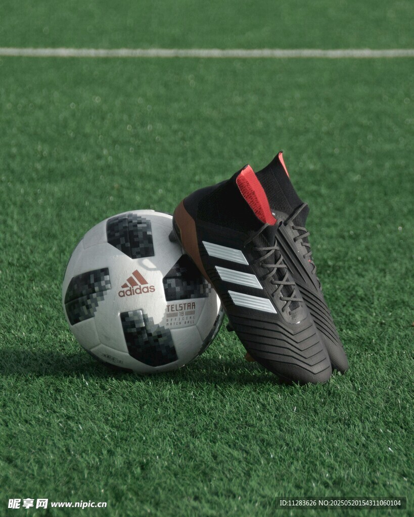 绿茵上的足球与运动鞋