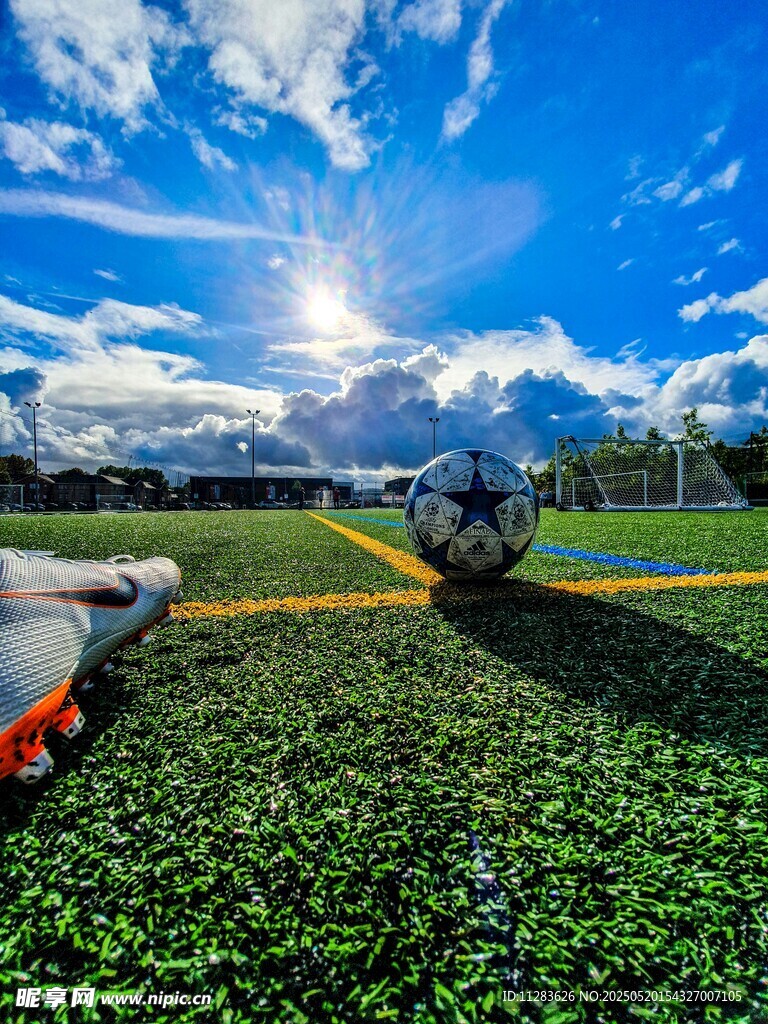 绿茵场上的足球精彩瞬间