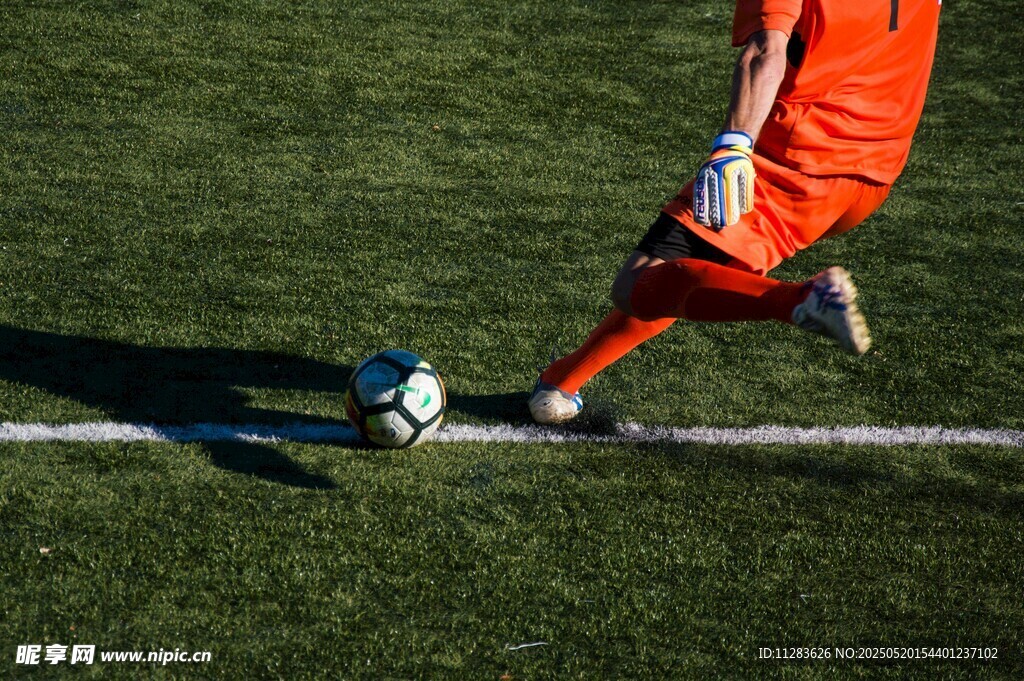 球员绿茵场踢球瞬间