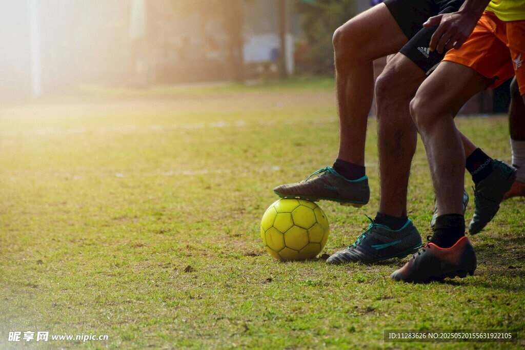 阳光下的足球少年