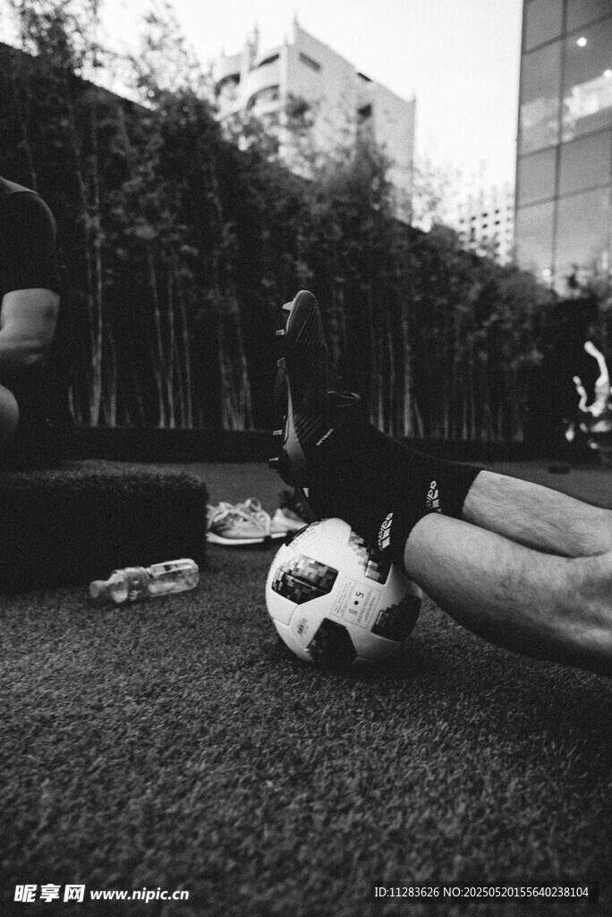 草地上的足球与休闲时光