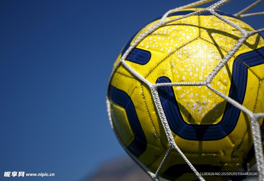 黄色足球挂在球网上