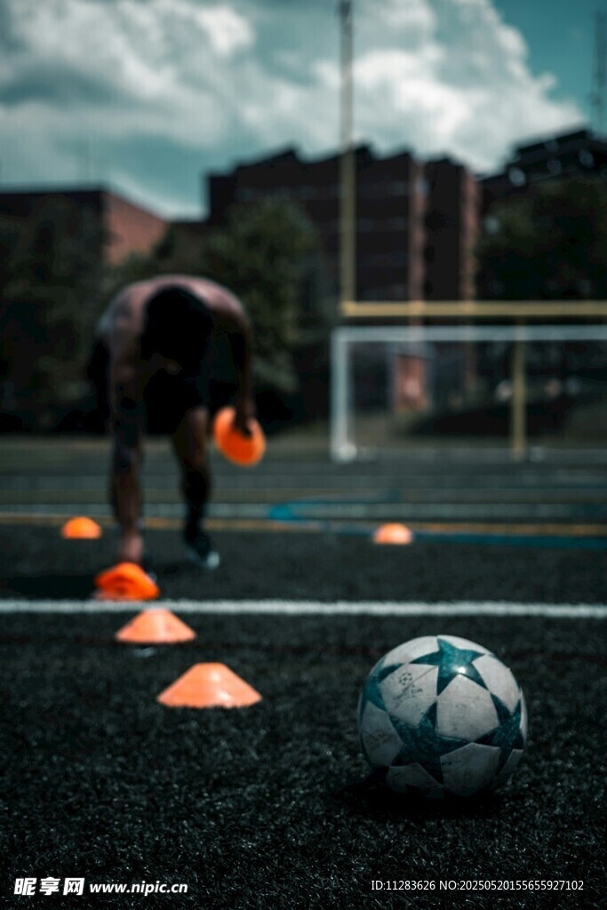 足球运动员进行训练场景