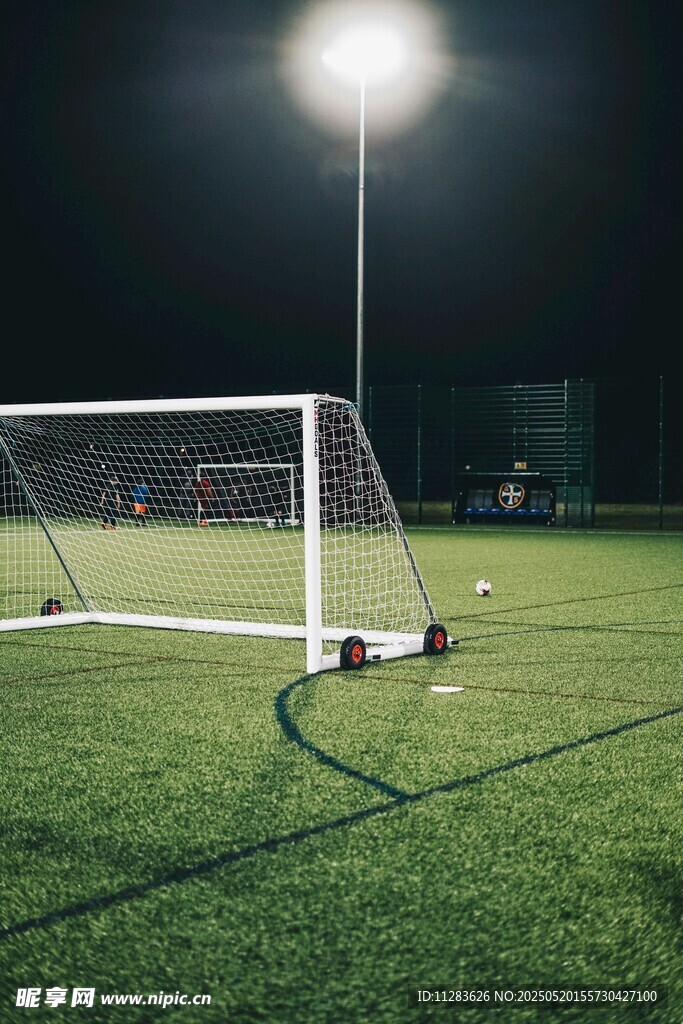 夜间足球场球门特写