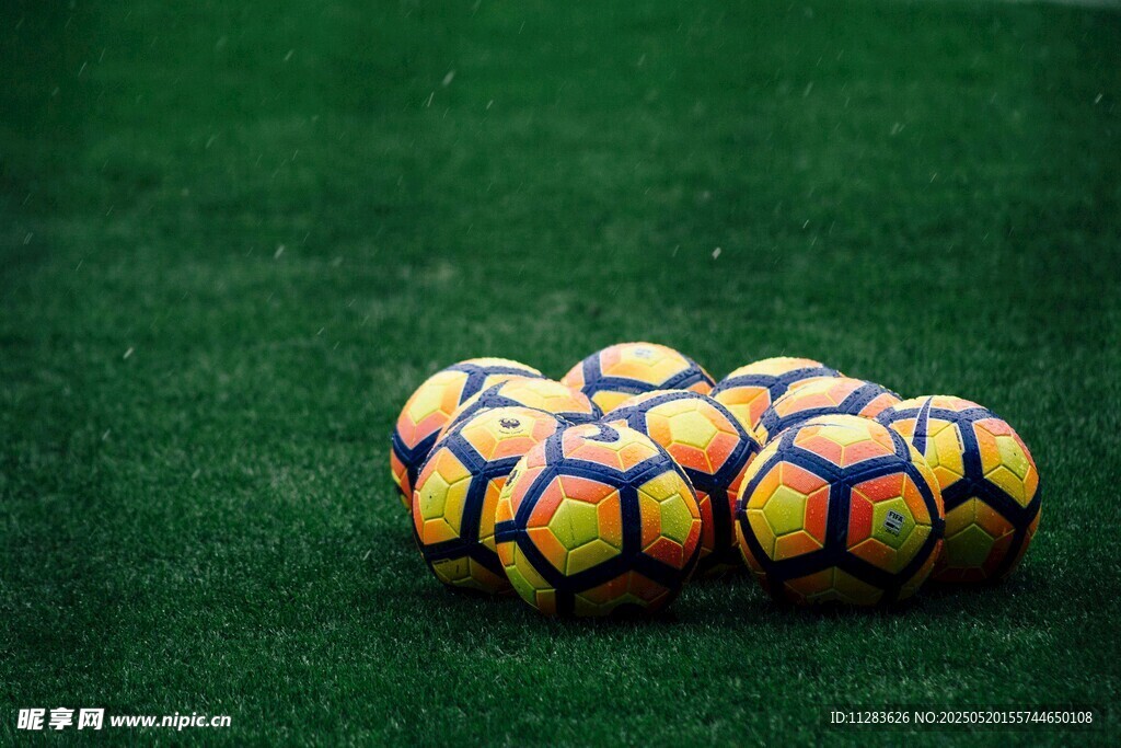 绿茵上的多彩足球