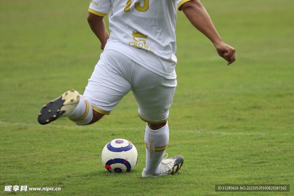 球员绿茵场精彩踢球瞬间