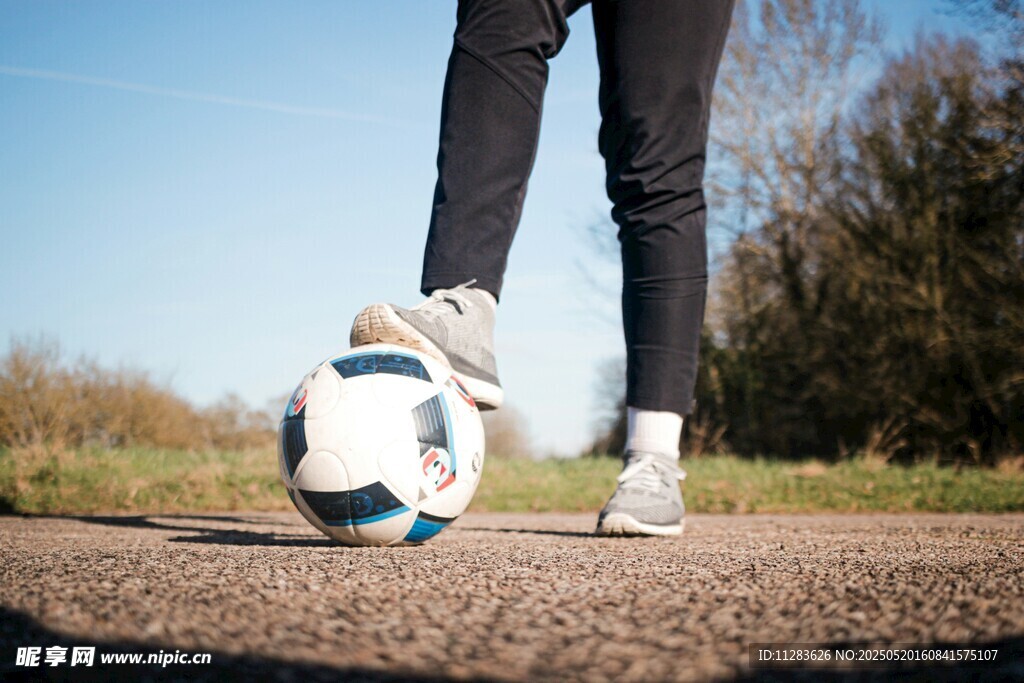 户外踢球者与足球瞬间