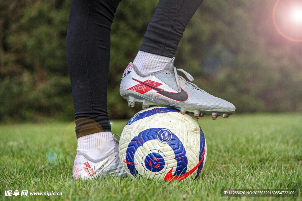 脚踩足球展现运动风采