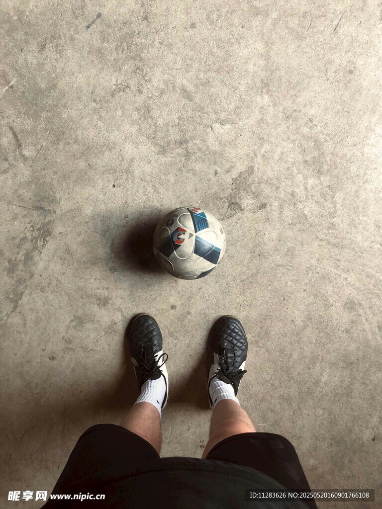 脚下的足球与运动鞋