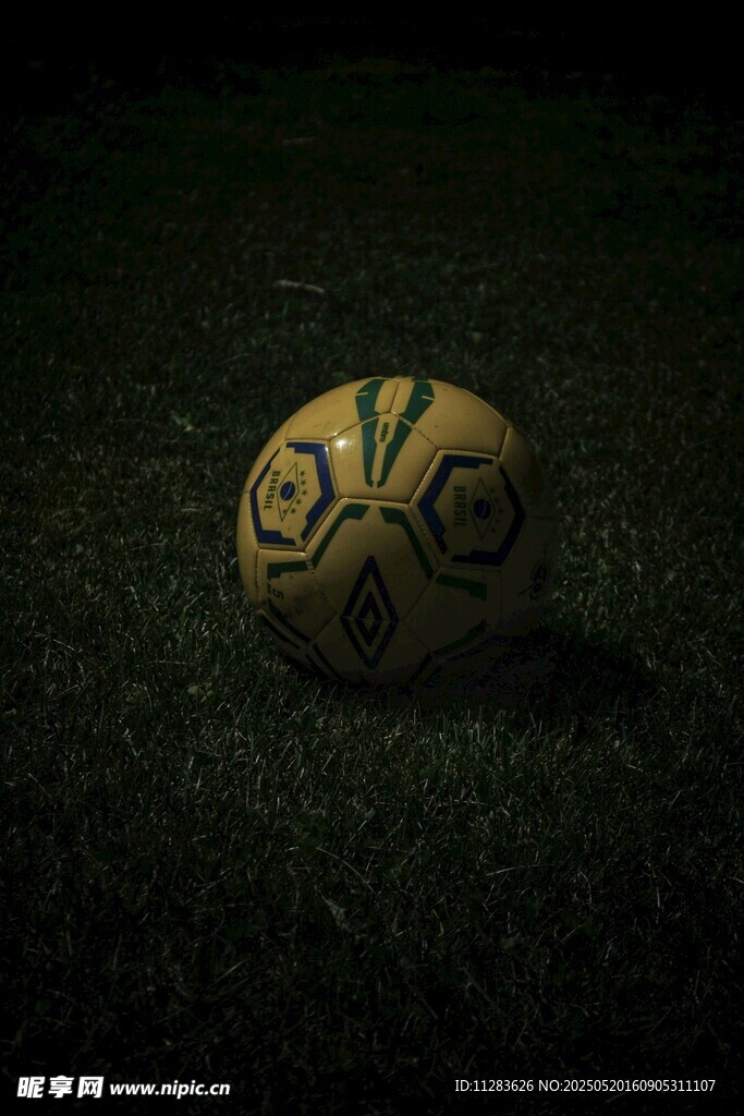 草地上的个性足球