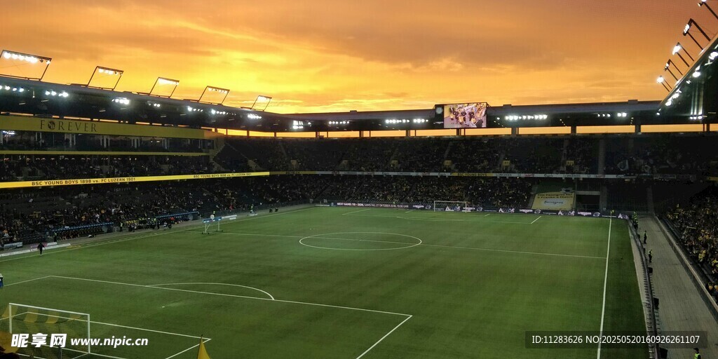 黄昏下的足球场