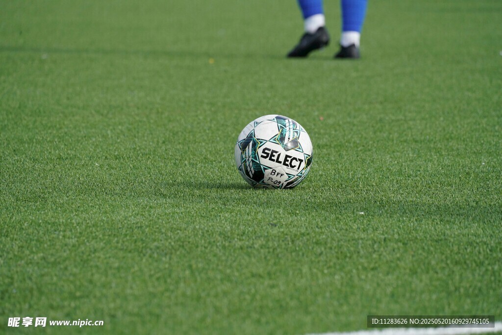 绿茵场上的足球