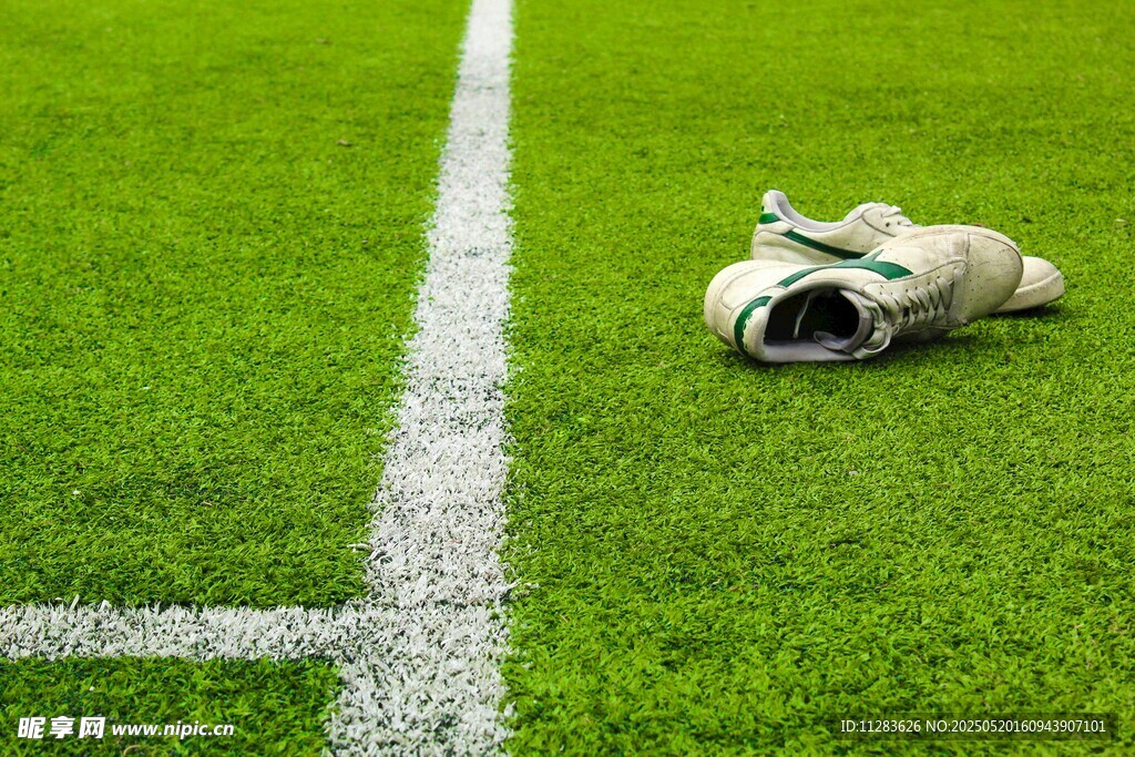 绿茵场上的足球手套