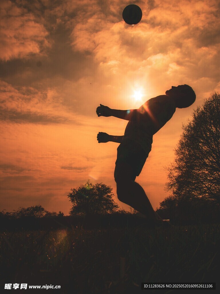 夕阳下的足球少年