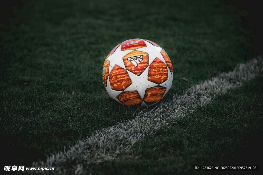 绿茵场上的足球特写