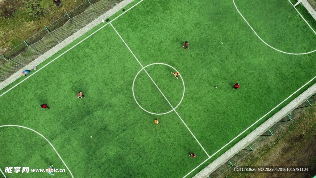 空中俯瞰绿茵足球比赛场景