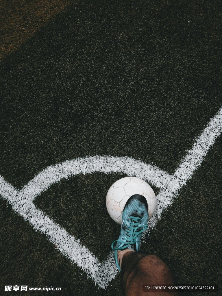 地面绘制白色弧形图案