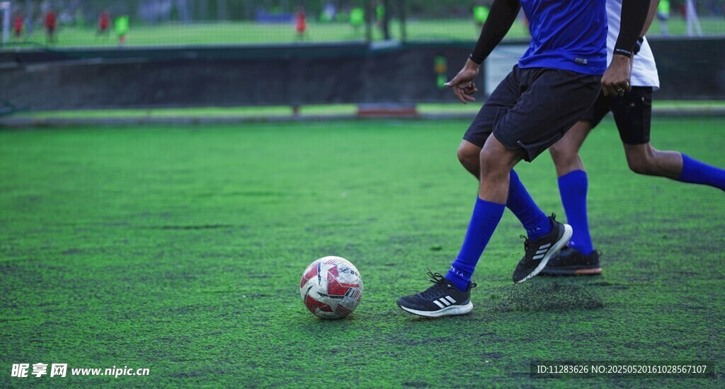 绿茵场上的足球角逐