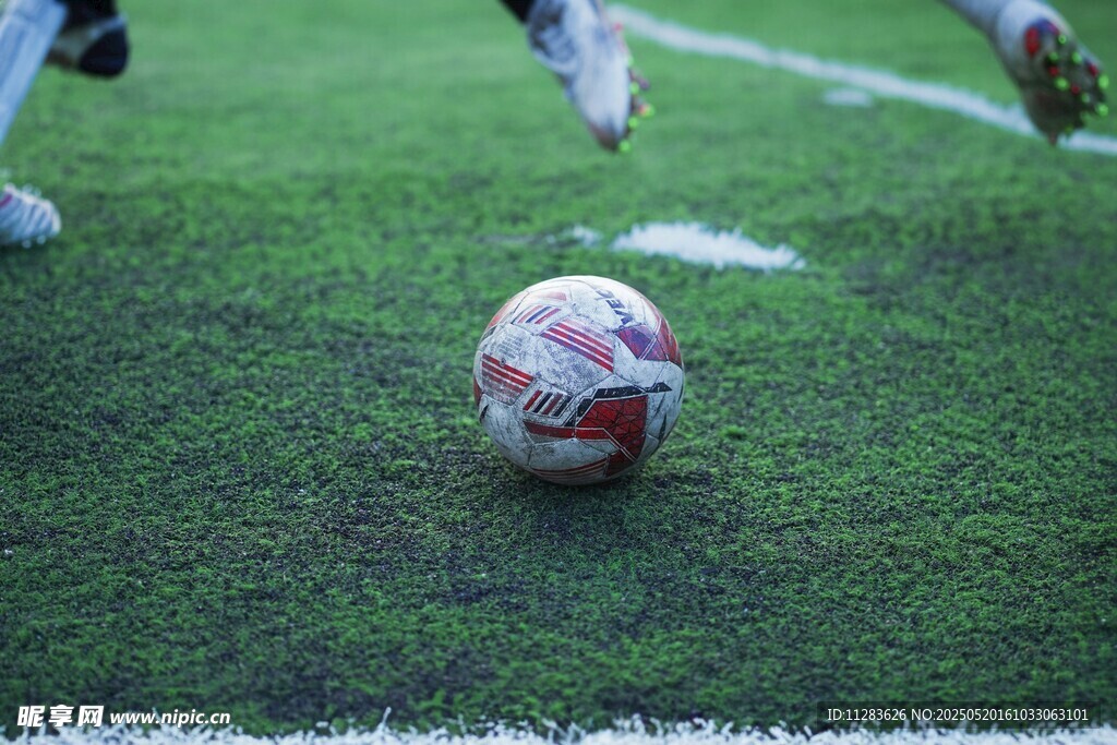 绿茵场上的足球瞬间