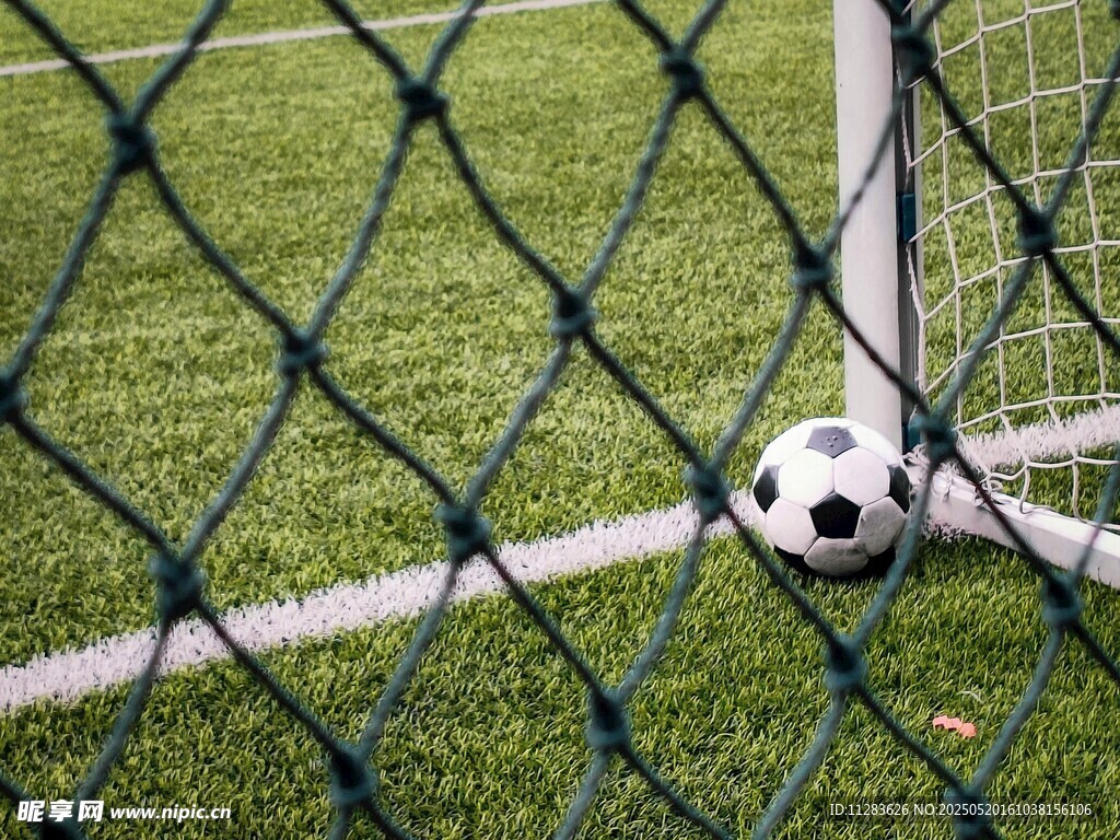 绿茵球门旁的足球