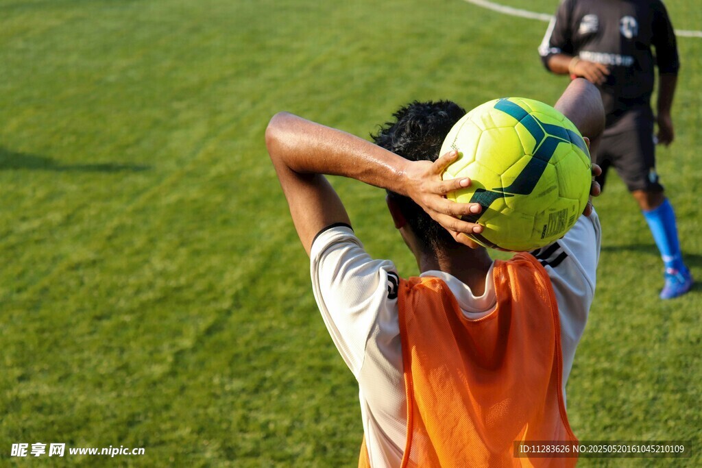 少年绿茵场准备投掷足球