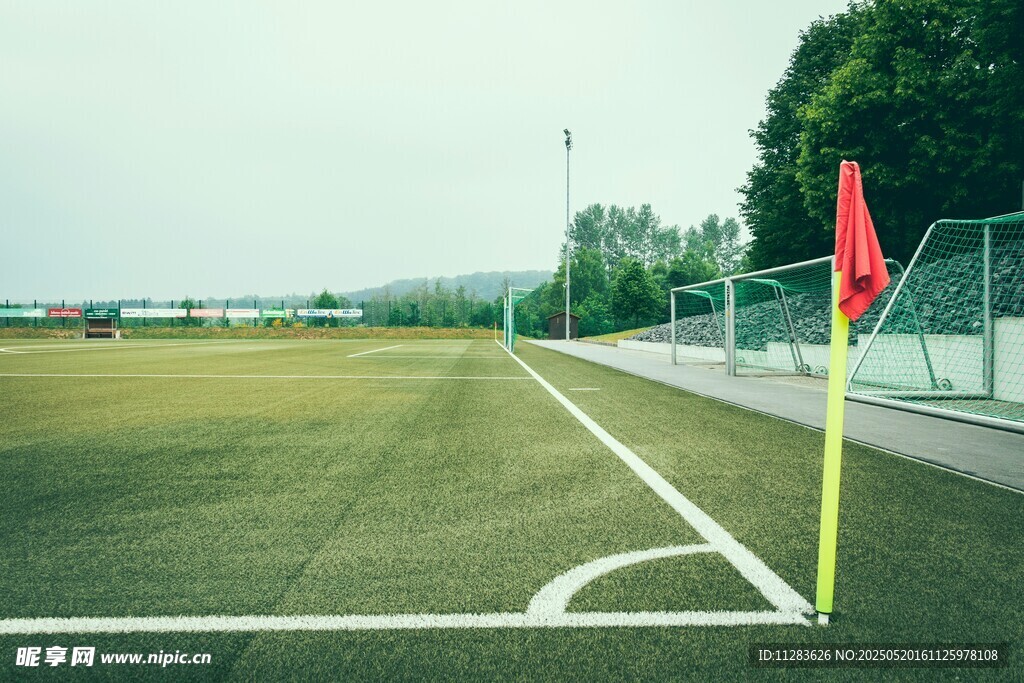 绿茵足球场角旗特写