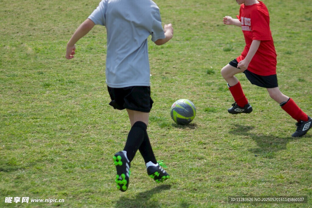 青少年草地足球对抗赛